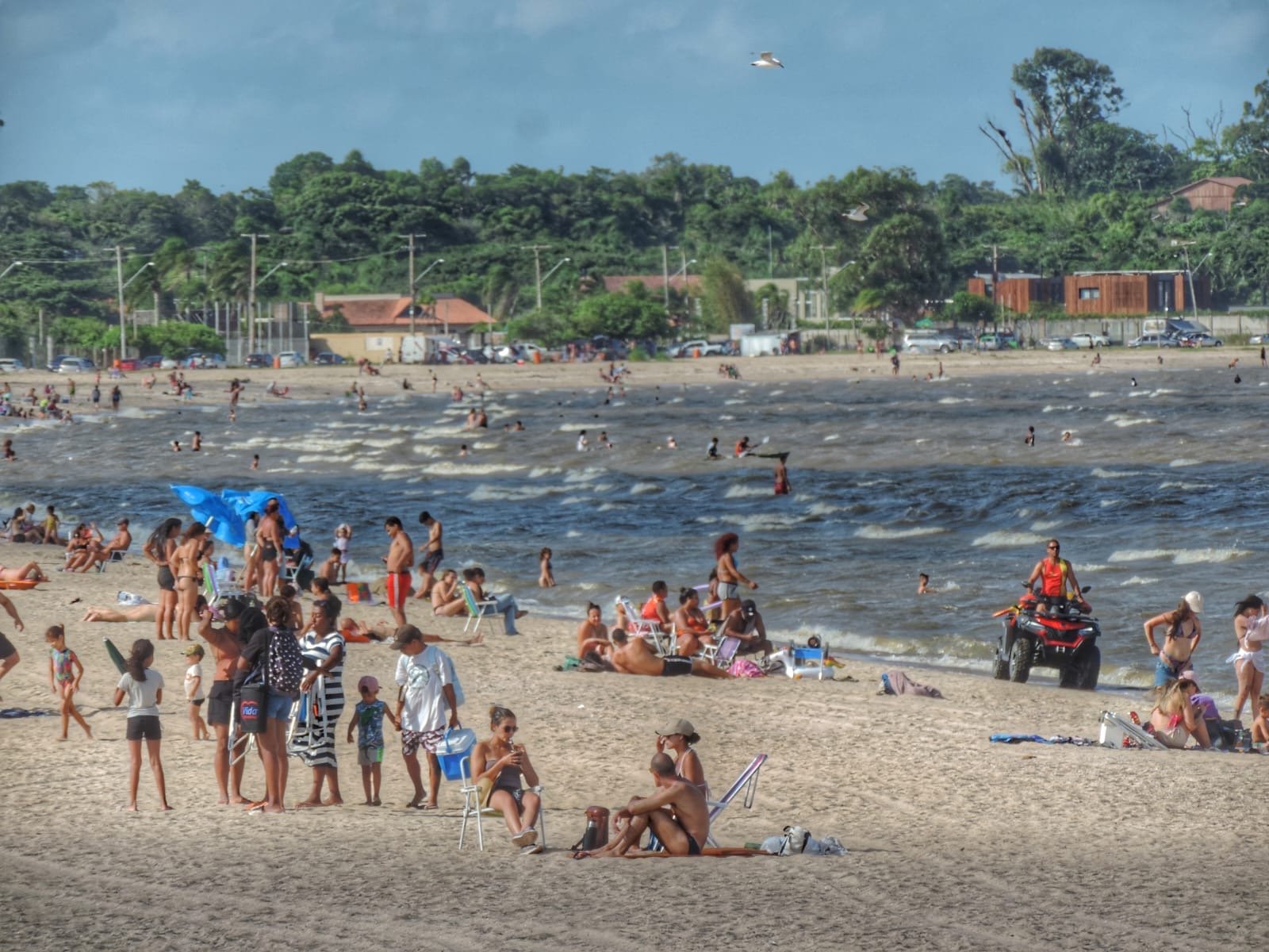 Os dias de calor intenso movimentaram a Praia do Laranjal, em Pelotas, reunindo centenas de famílias ao longo da orla nos últimos dias.