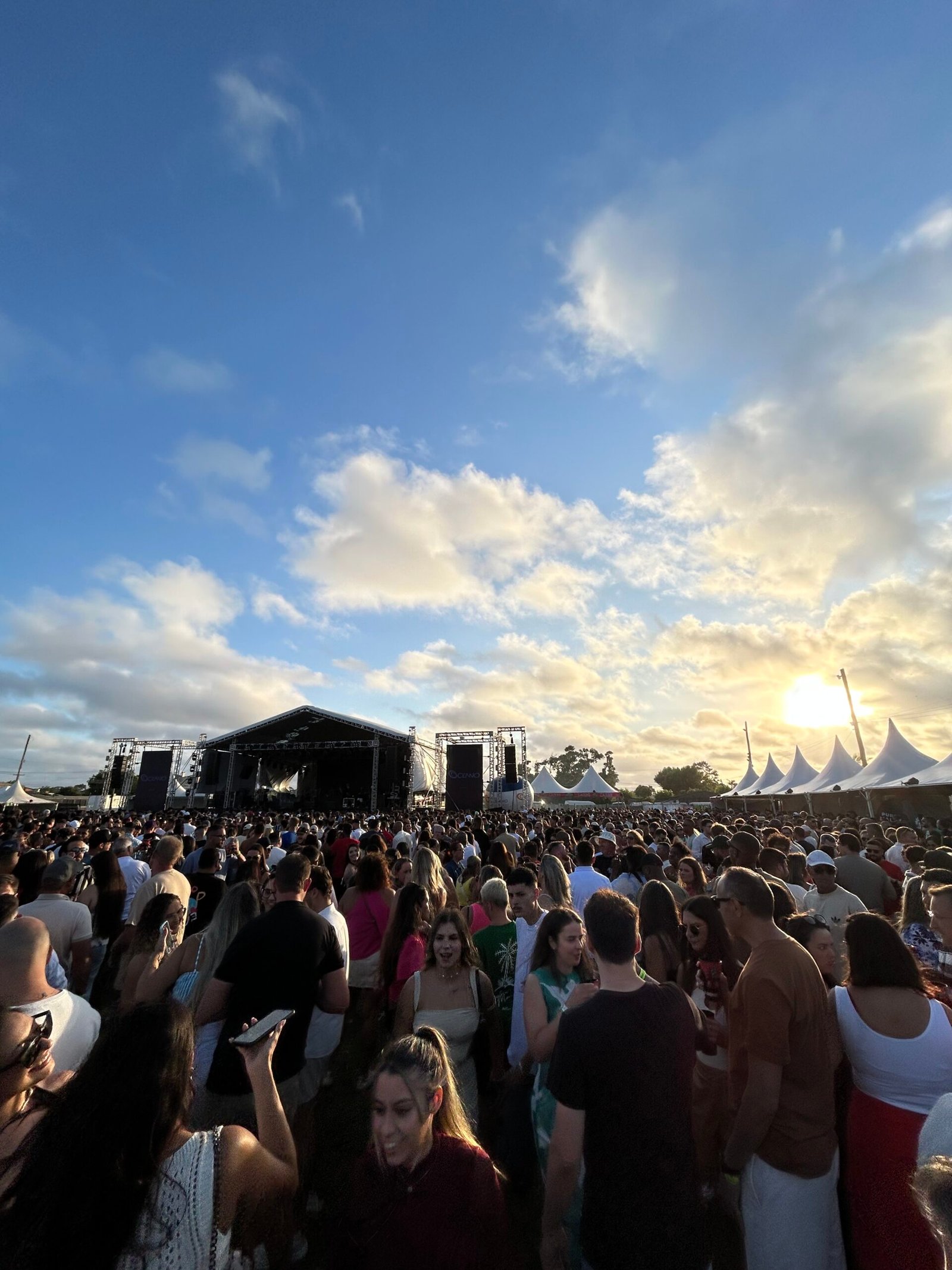 Praia do Cassino recebe multidão em grande evento musical neste domingo.