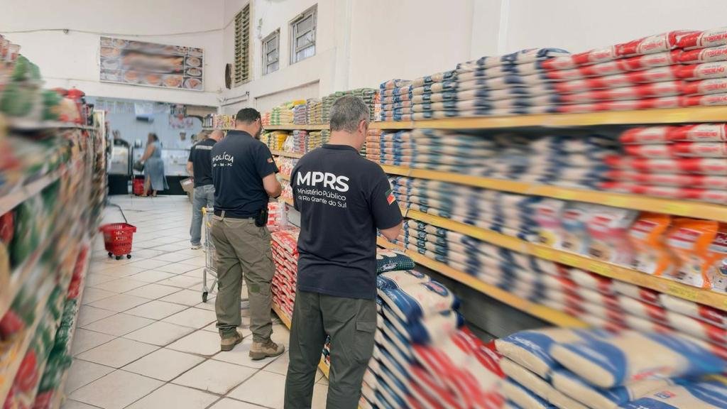 Força-tarefa apreende cerca de 700 quilos de alimentos impróprios em fiscalização na Praia do Cassino