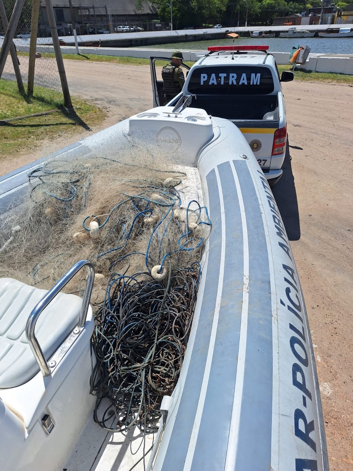 Patrulhamento ambiental recolhe redes irregulares no Canal São Gonçalo