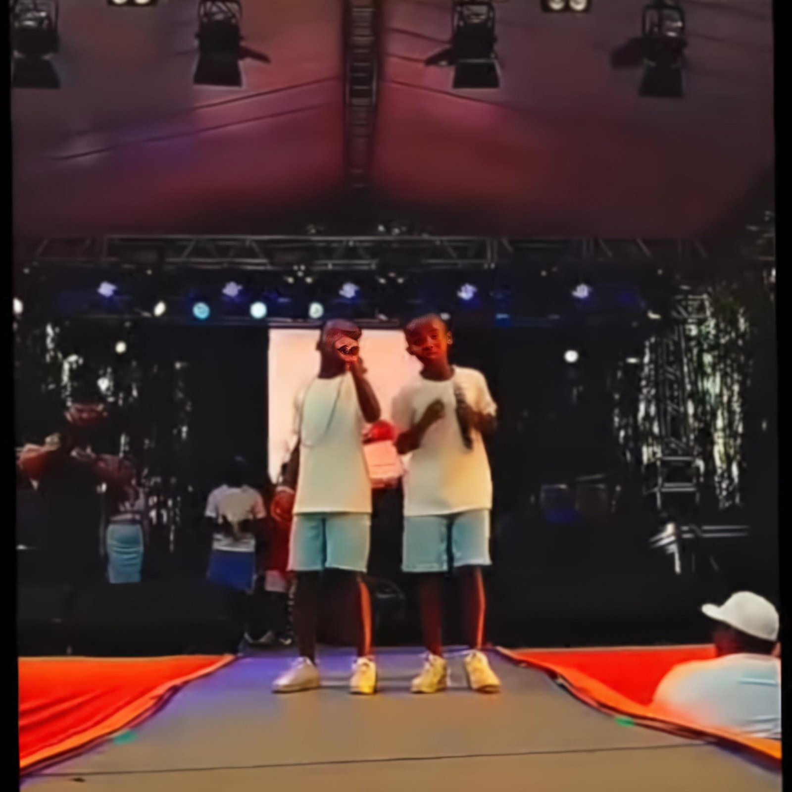 Gêmeos Bernardo e Benício estreiam no palco da Edição Samba do Peixe, no Cassino