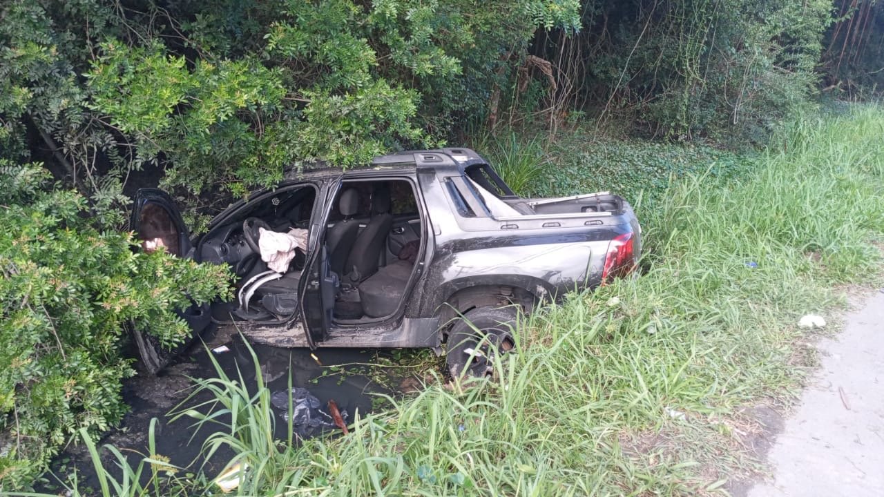 Veículo sai da pista após colisão e cai em valeta durante a madrugada em Pelotas