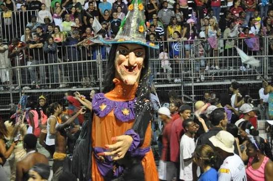 Primeiro dia do Carnaval de Pelotas reúne multidões na passarela e anima ruas da cidade