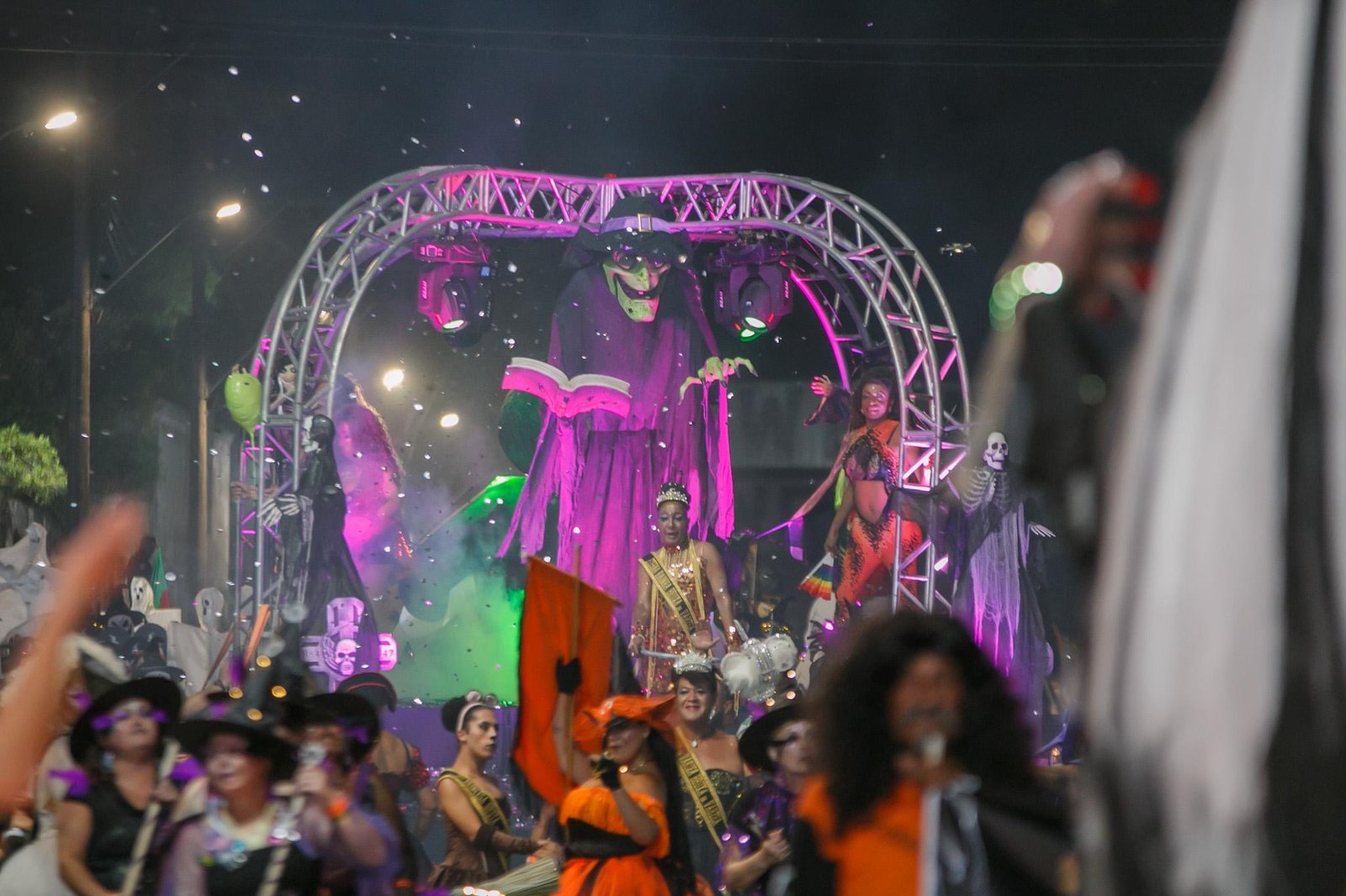 Burlescos levam irreverência e animação à primeira noite de desfiles em Pelotas
