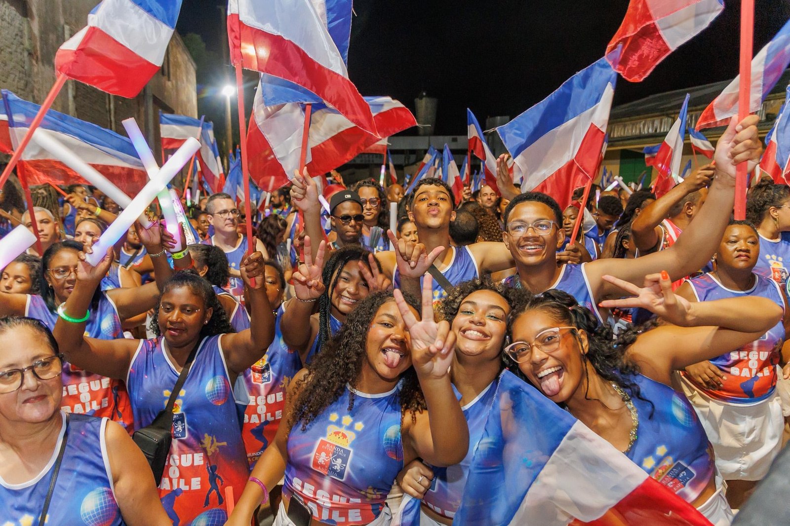 Bandas movimentam a passarela e acirram disputa pelo título do Carnaval 2026