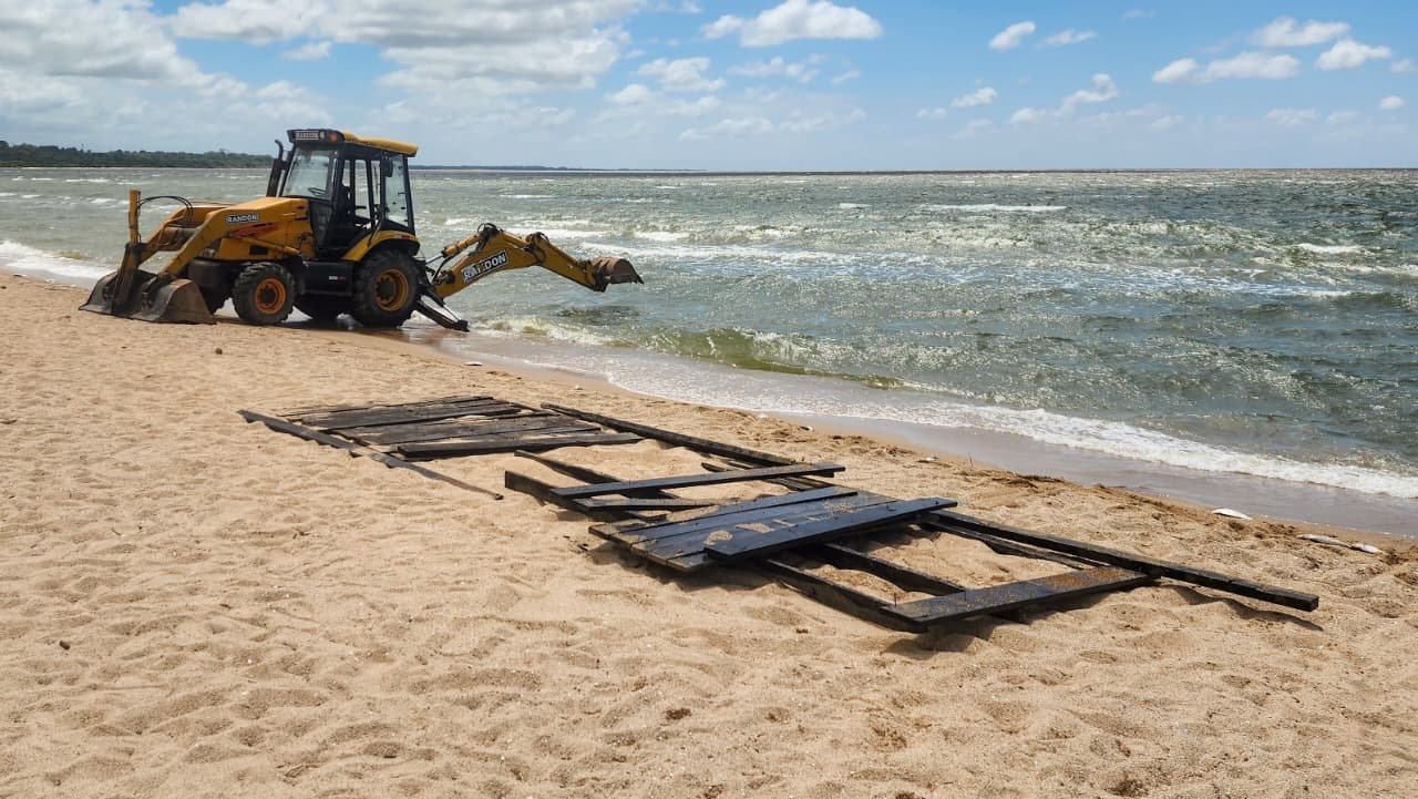 Operação integrada retira destroços e reforça segurança na praia do Laranjal