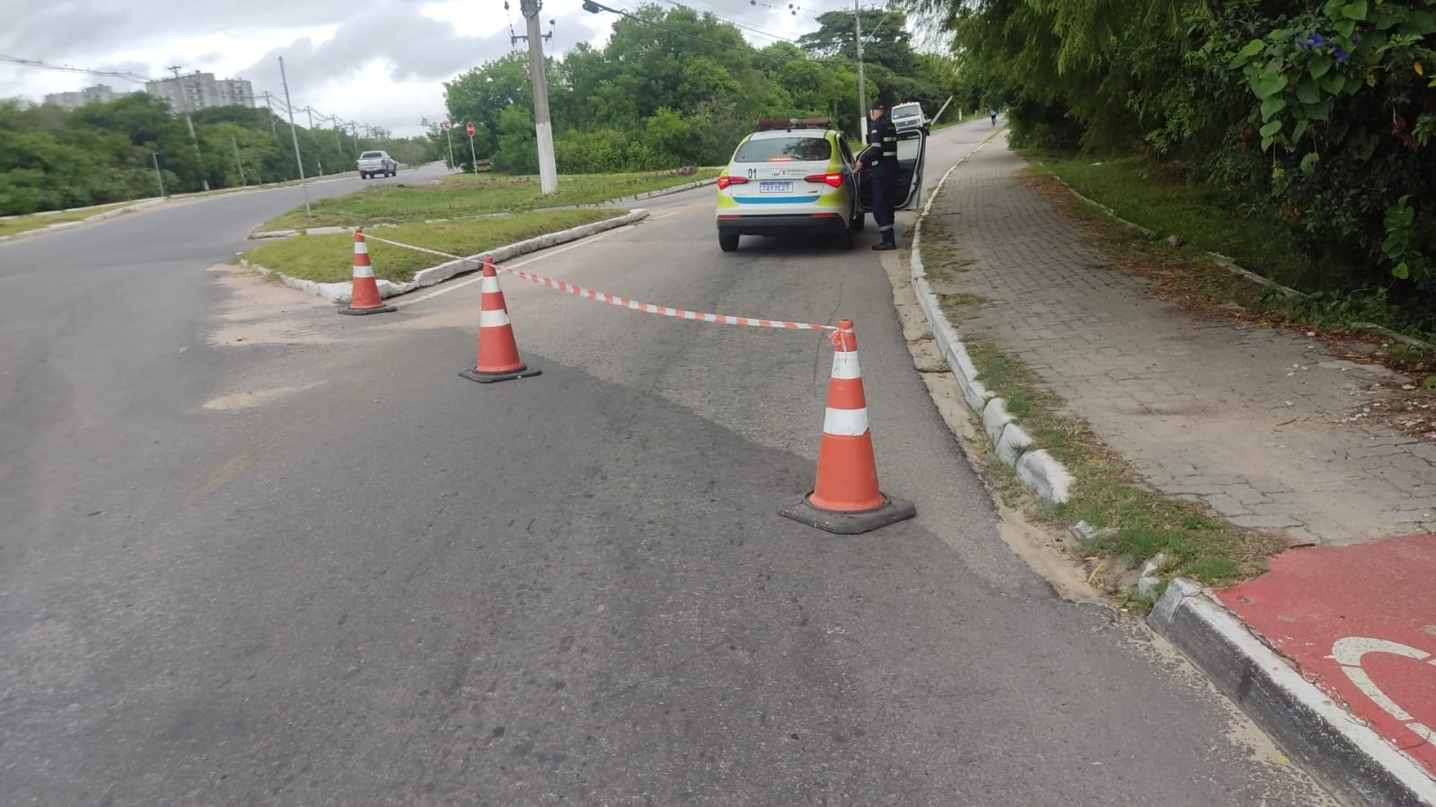 Colisão durante a madrugada derruba poste e provoca bloqueio de via