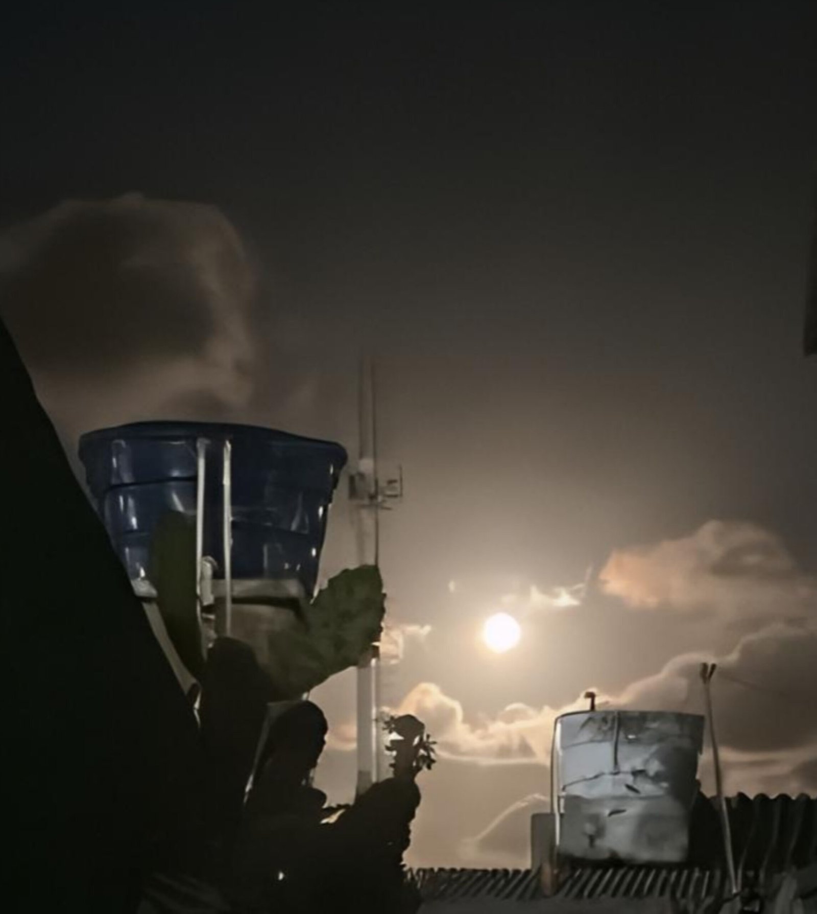 Noite de céu limpo e lua em destaque marca o domingo em Pelotas