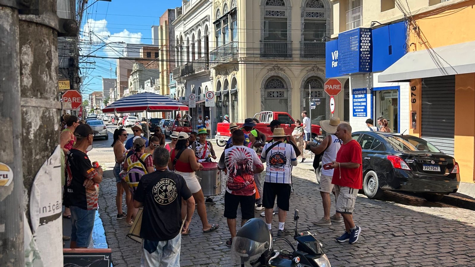 Bloco de rua se concentra na Quinze de Novembro e anima o Carnaval em Pelotas
