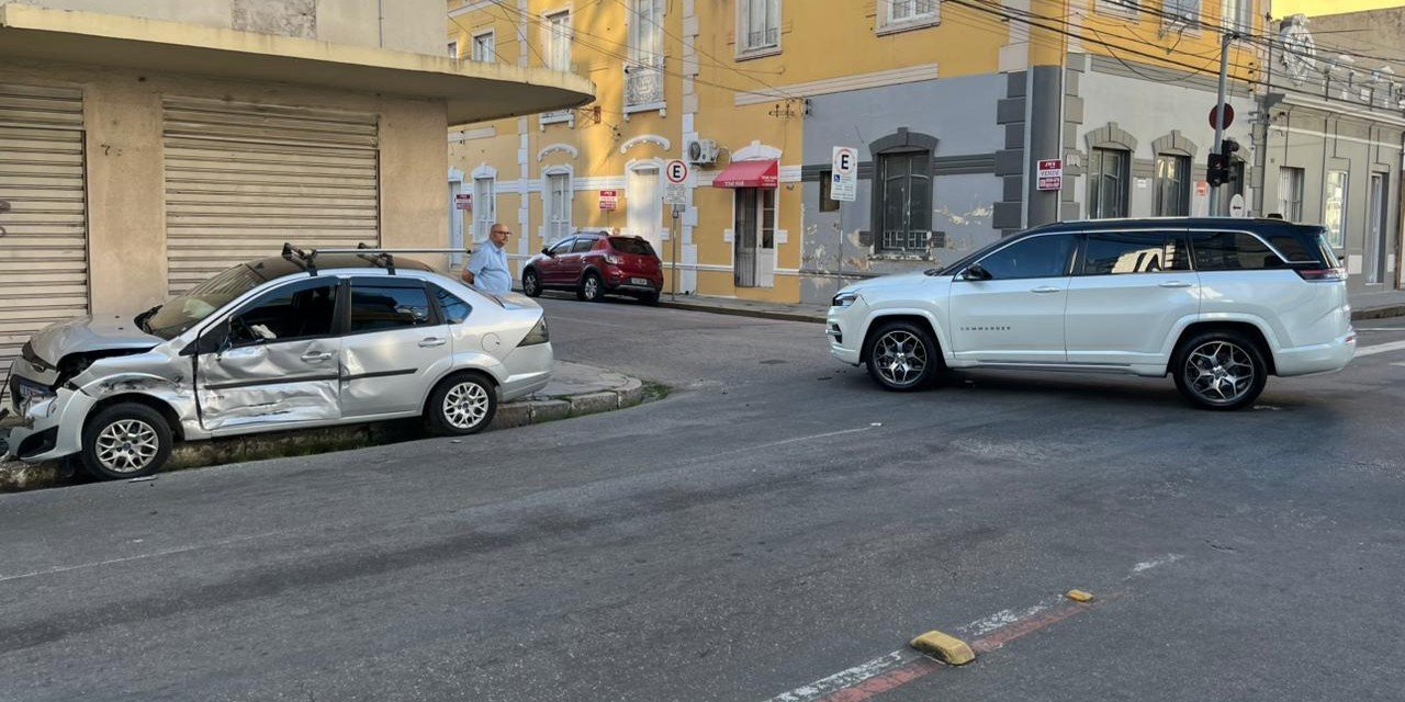 Carro vai parar em cima da calçada após colisão no Centro de Pelotas –