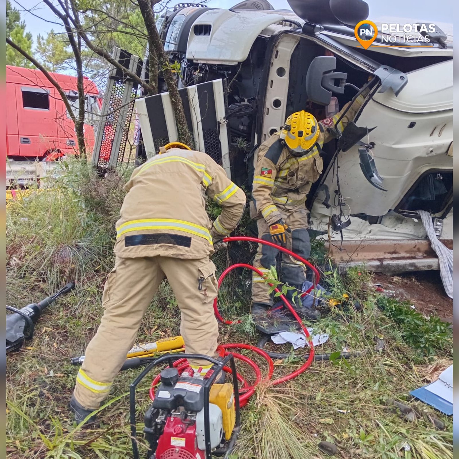Caminhão tomba na BR-392 em Santana da Boa Vista e motorista segue preso nas ferragens