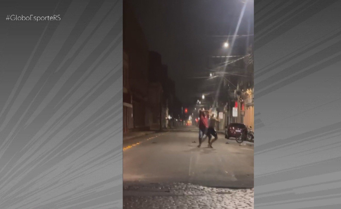 Dois jogadores do Brasil de Pelotas se envolvem em briga; veja o vídeo