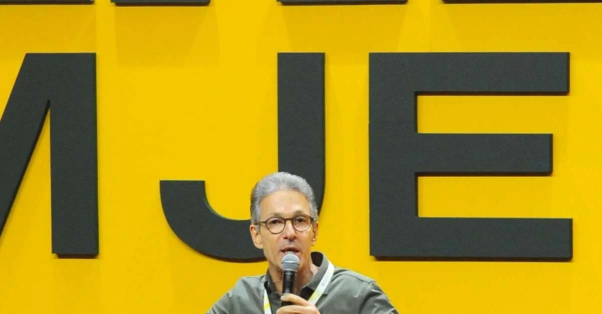 Zema descarta vice de Flávio Bolsonaro e reafirma candidatura própria pelo Novo