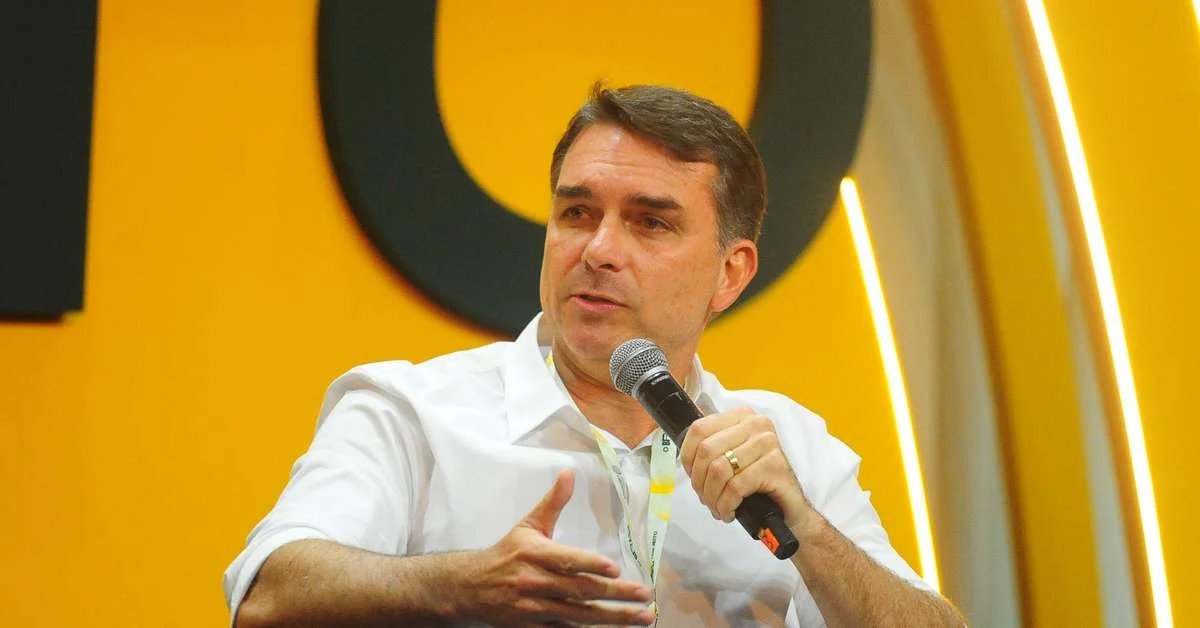 ‘Quem tem problema é a esquerda, que só tem um candidato’, afirma Flávio Bolsonaro