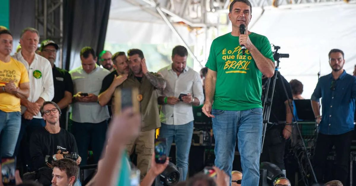 Flávio diz que não apenas Bolsonaro, mas todos perseguidos subirão rampa do Planalto