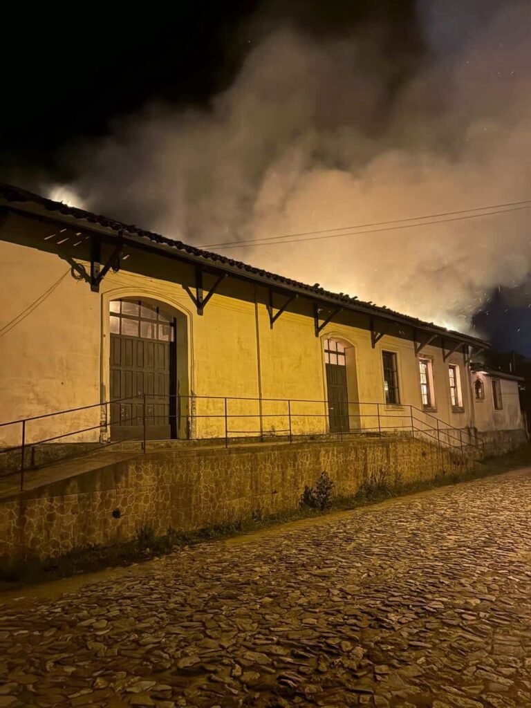 Incêndio atinge prédio histórico e mobiliza bombeiros em Cerrito – Portal Pelotas Notícias