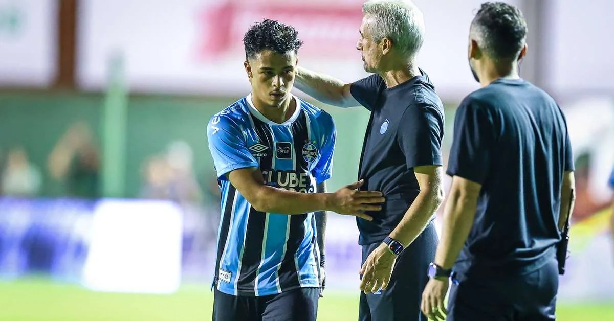 Grêmio comunica lesão do jovem atacante Roger