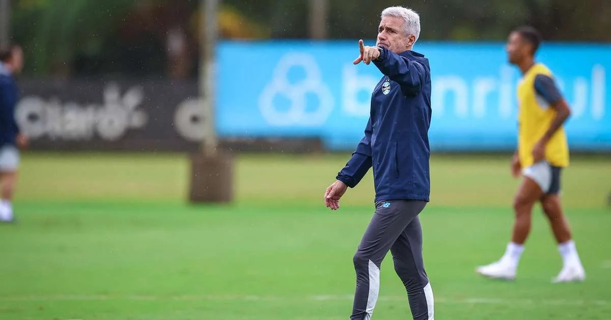 Luís Castro encaminha time do Grêmio para encarar o Coritiba