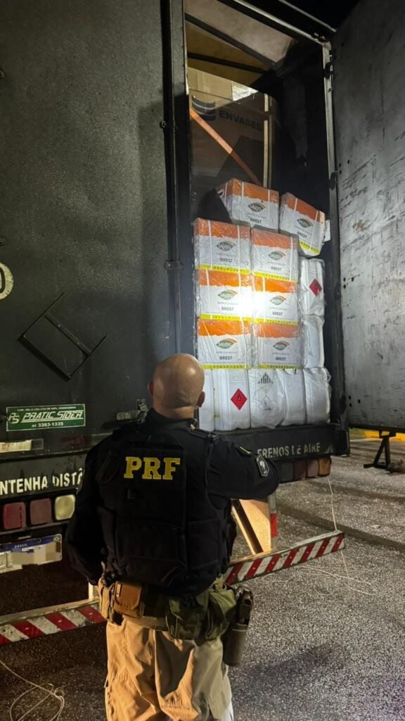 PRF apreende 820 litros de agrotóxico ilegal e prende motorista em Capão do Leão – Portal Pelotas Notícias
