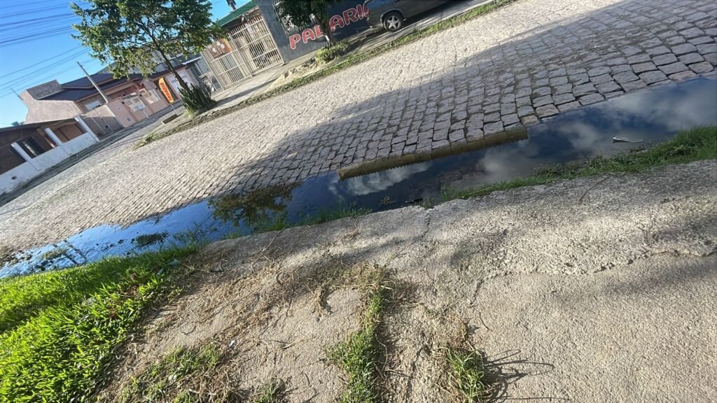 Moradores denunciam esgoto a céu aberto e cobram solução no bairro Py Crespo em Pelotas – Portal Pelotas Notícias