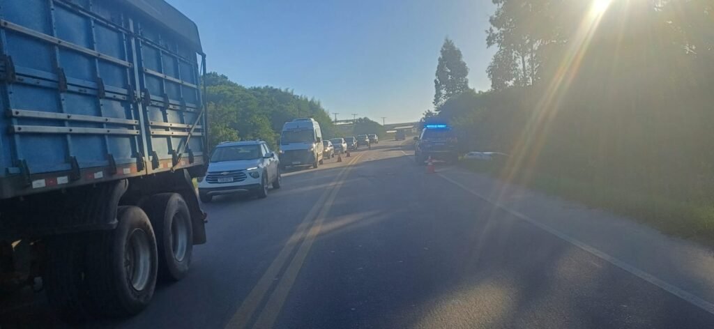 Colisão entre caminhão e carro deixa uma pessoa ferida na BR-293 em Pelotas – Portal Pelotas Notícias