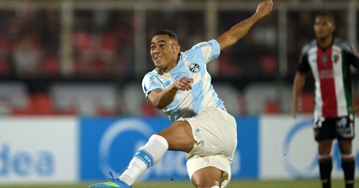 Carlos Vinícius diz que pediu para bater 3° pênalti perdido no empate do Grêmio com o Palestino: “Assumi lá dentro”
