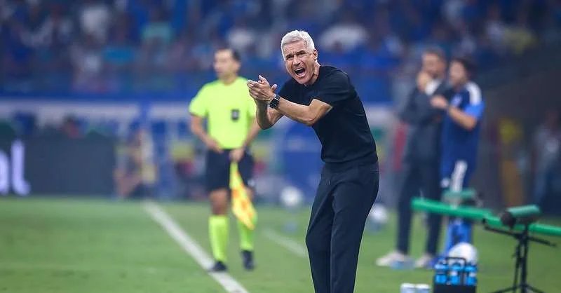 Castro assume responsabilidade por derrota e critica segundo tempo do Grêmio: “Desilusão completa”