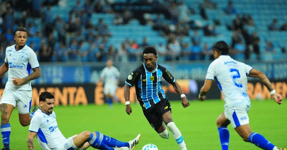 Mudança de Luís Castro abre espaço para Gabriel Mec no Grêmio