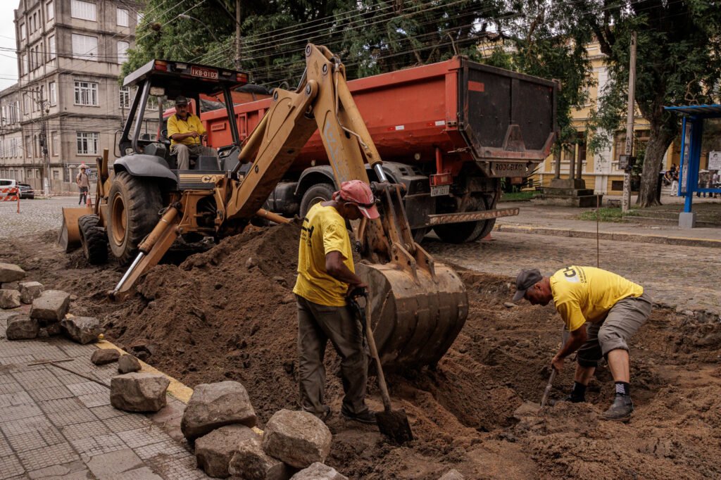 Obras avançam em Pelotas com recuperação de vias, melhorias em monumento histórico e ações simultâneas em diferentes regiões
