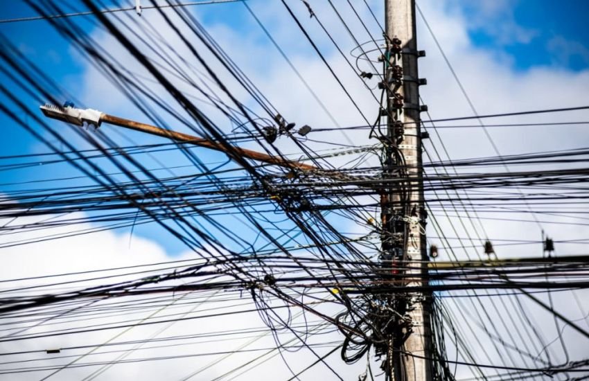 MPRS determina que CEEE-D apresente plano para retirada de fios irregulares em Pelotas – Portal Pelotas Notícias