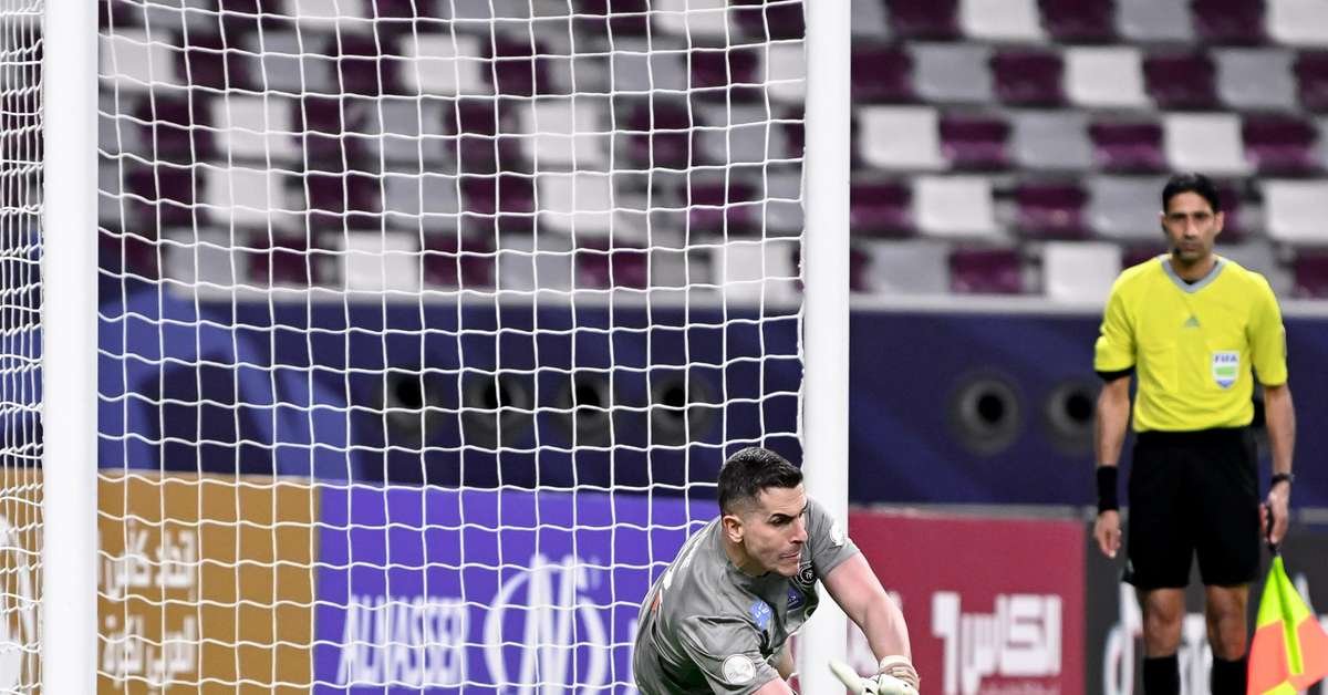 Ex-goleiro do Grêmio dá puxão em árbitro após perder final na Ásia; veja o vídeo