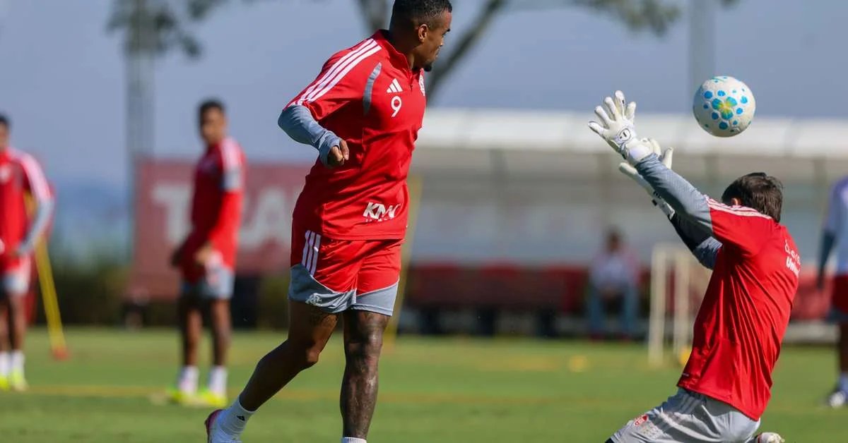 Pezzolano testa novas formações e avalia dupla de ataque para encarar o Fluminense