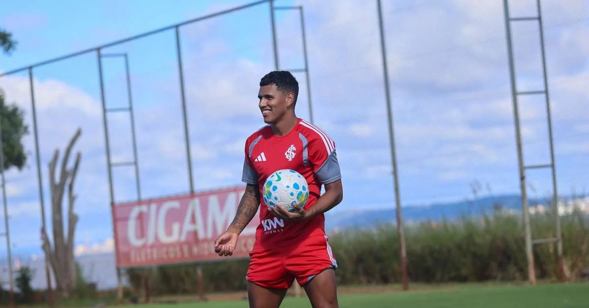 Aguirre desponta como solução para lateral em meio a baixas no Inter