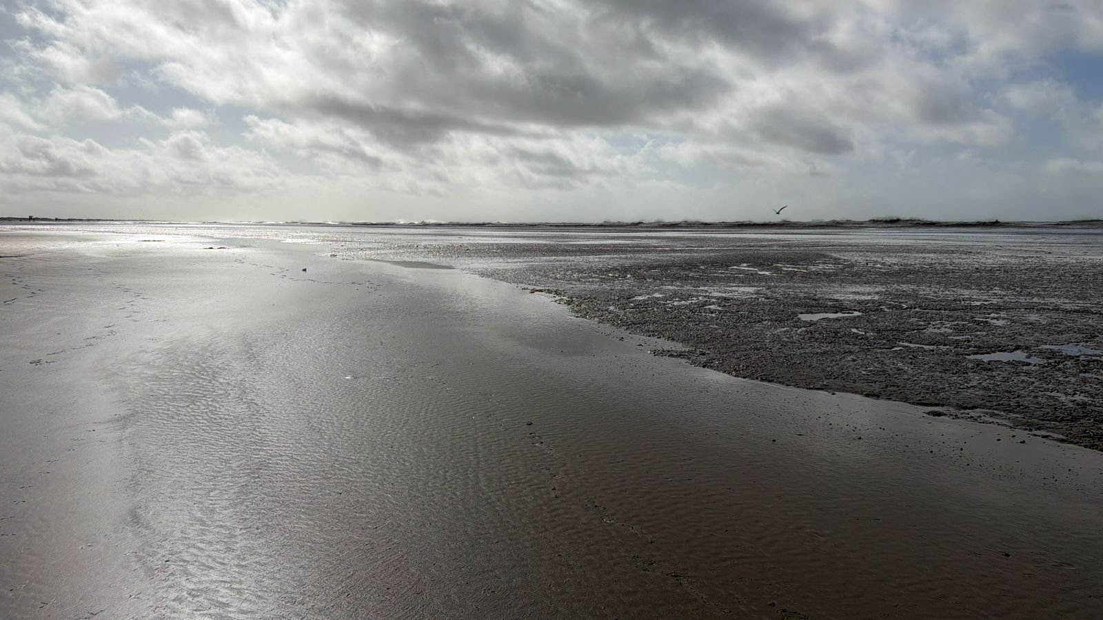Ciclone leva lama para a orla da praia do Cassino