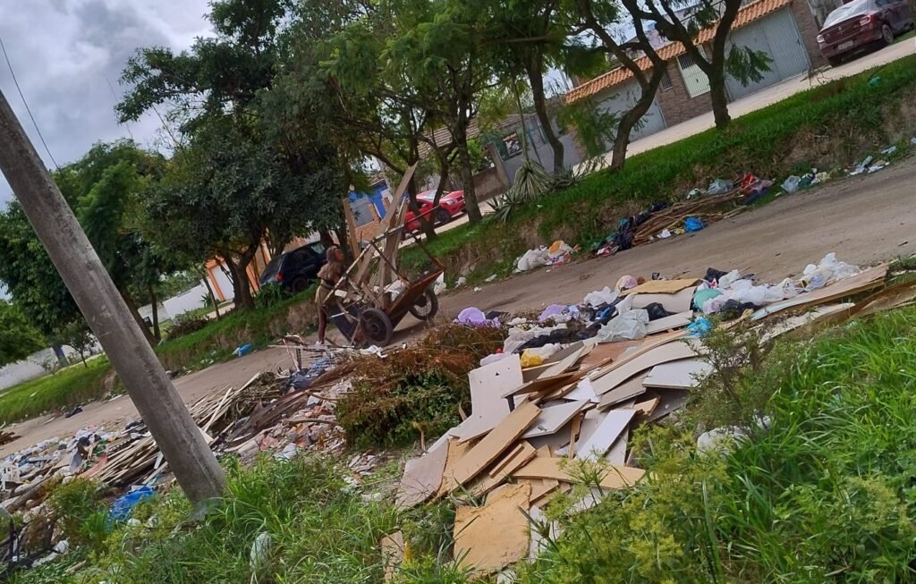 Moradores denunciam acúmulo de lixo, rua interditada e cobram fiscalização na Zona Norte de Pelotas – Portal Pelotas Notícias