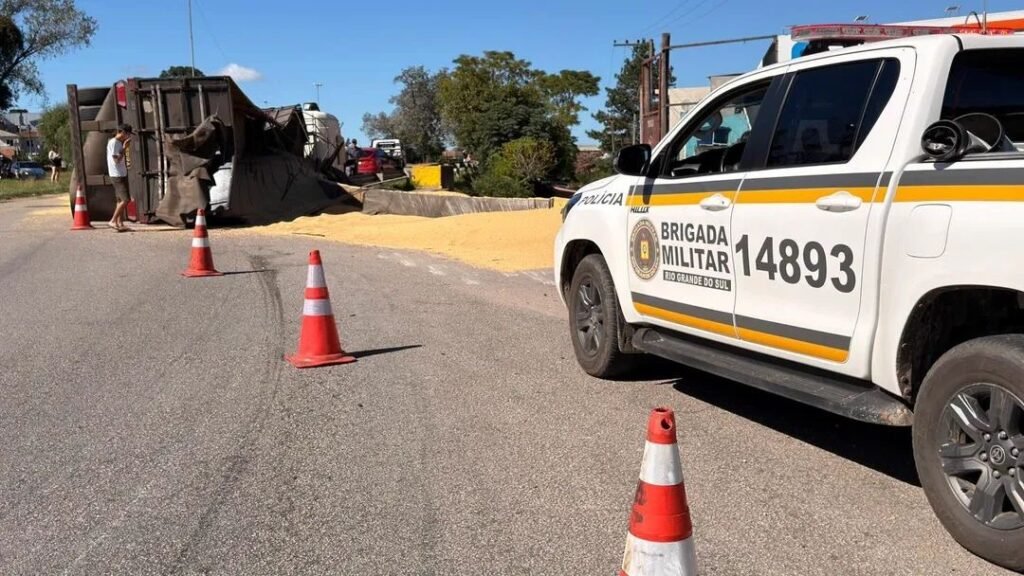 Caminhão tomba na BR-392 e causa bloqueio parcial no acesso a Canguçu – Portal Pelotas Notícias