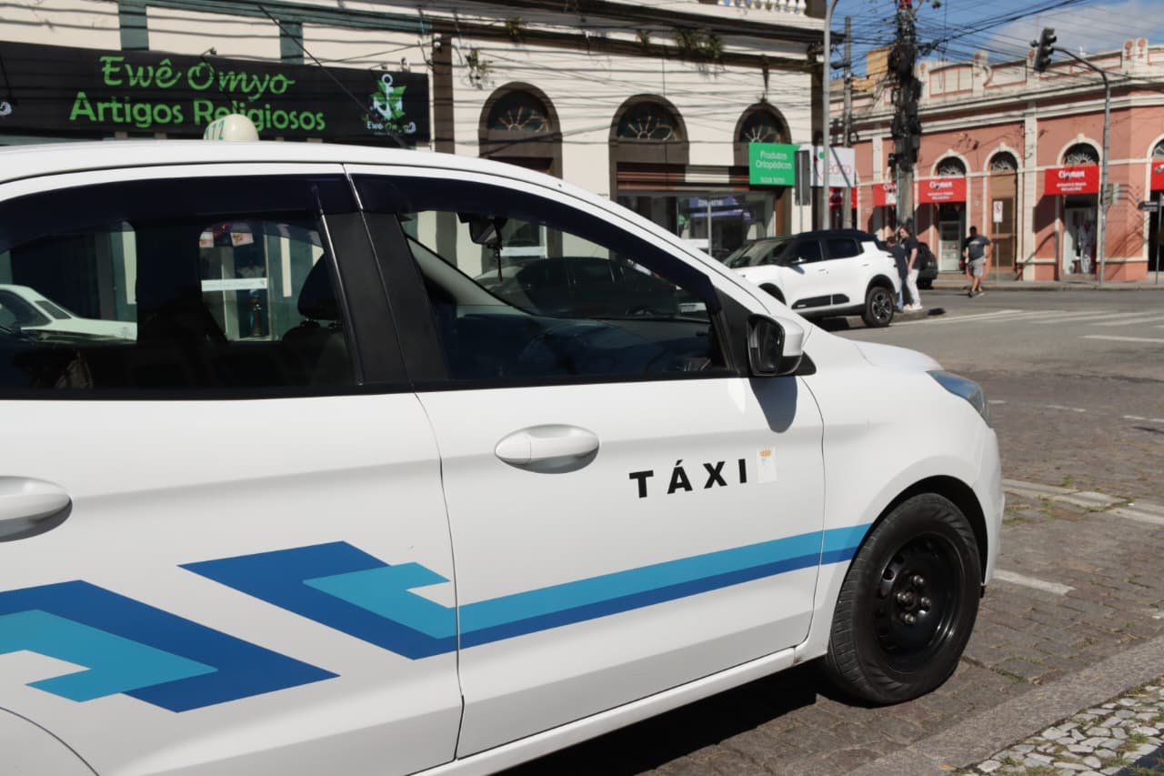 Oito permissões de táxis são suspensas por falta de vistoria