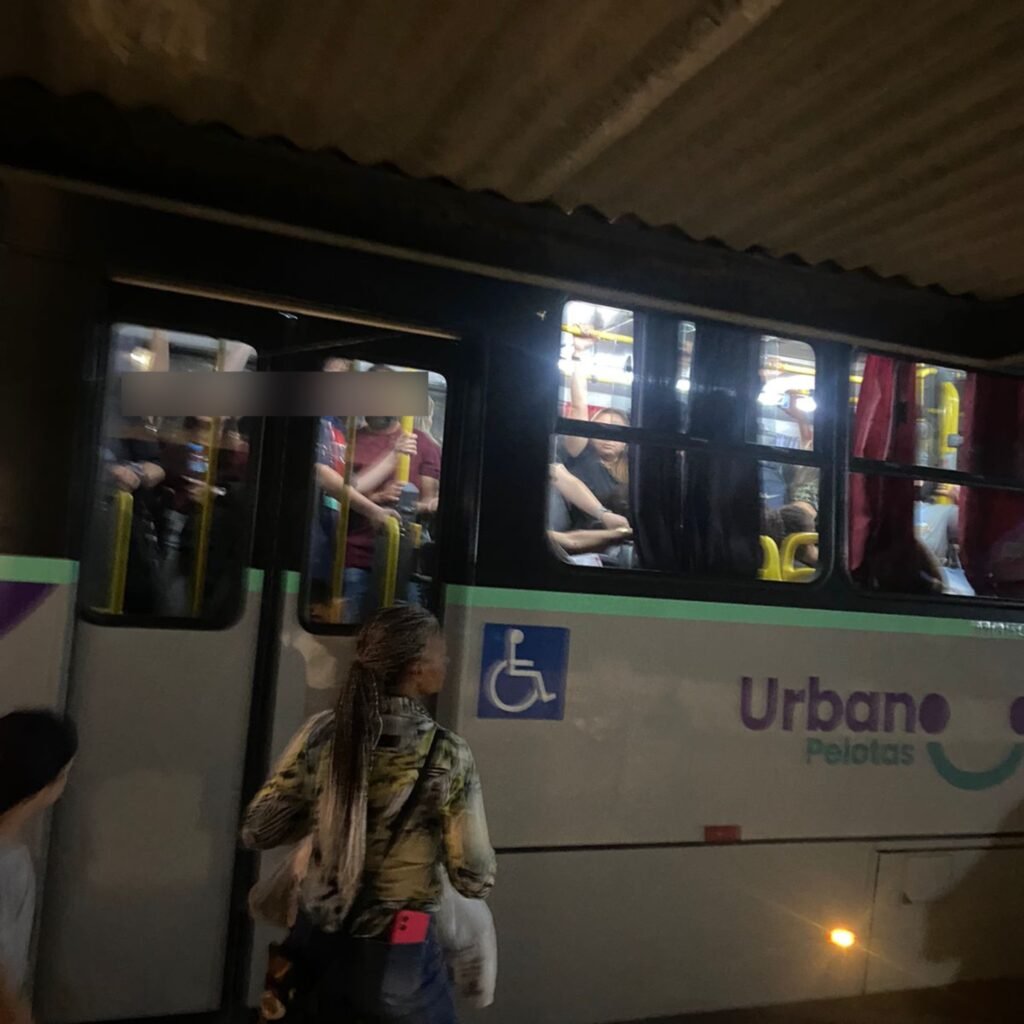 Relatos apontam ônibus que não param e superlotação geram revolta entre usuários em Pelotas – Portal Pelotas Notícias