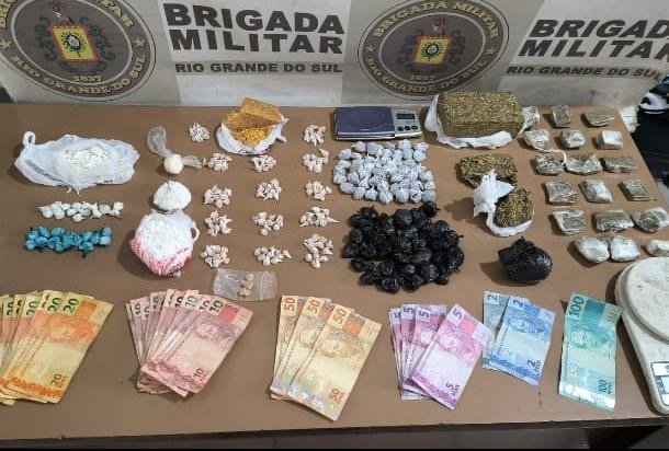 A Brigada Militar, por meio do 4º Batalhão de Polícia Militar (4º BPM), realizou a apreensão de drogas, na manhã desta quinta-feira (14/05), no bairro Castilho, em Pelotas.