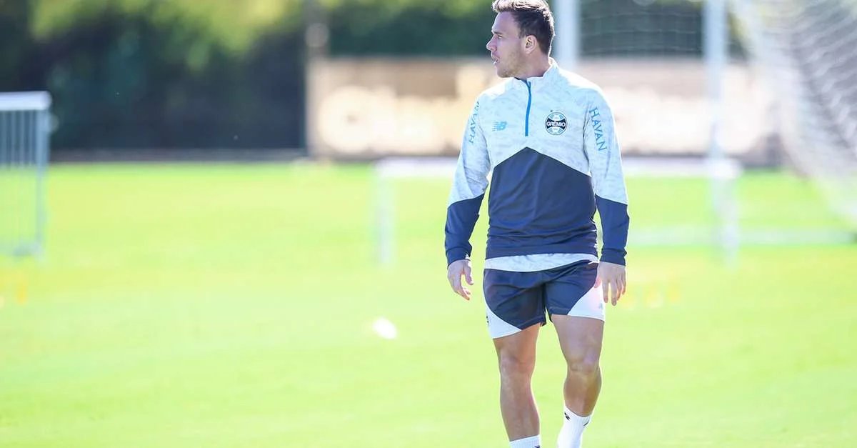 Arthur reforça desejo de ficar no Grêmio: “É a minha casa”