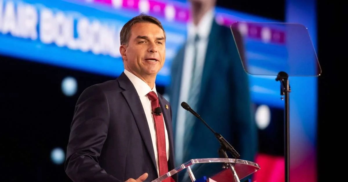 Flávio Bolsonaro muda marqueteiro de campanha presidencial após crise por encontro com Vorcaro