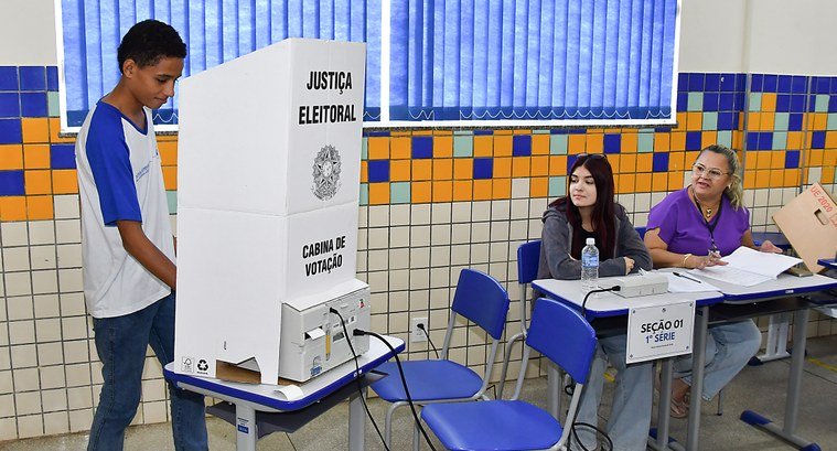 Justiça Eleitoral leva atendimento às escolas no interior