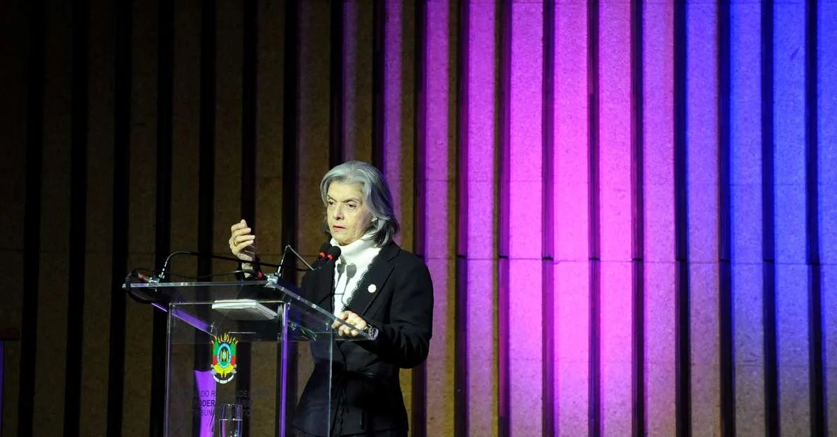 Igualdade entre mulheres e homens sempre vem com um “mas”, diz Cármen Lúcia em Porto Alegre