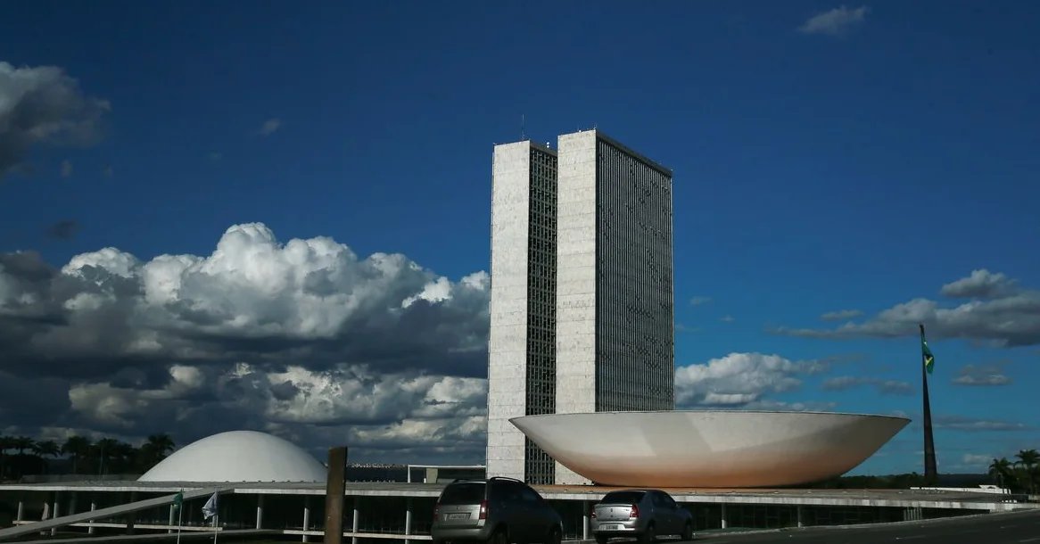 Parecer da 6×1 é adiado por pressão em transição de dez anos