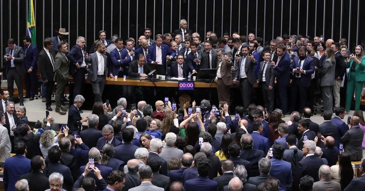 Deputados suspensos por ocupar a Mesa da Câmara recorrem à CCJ para reverter decisão