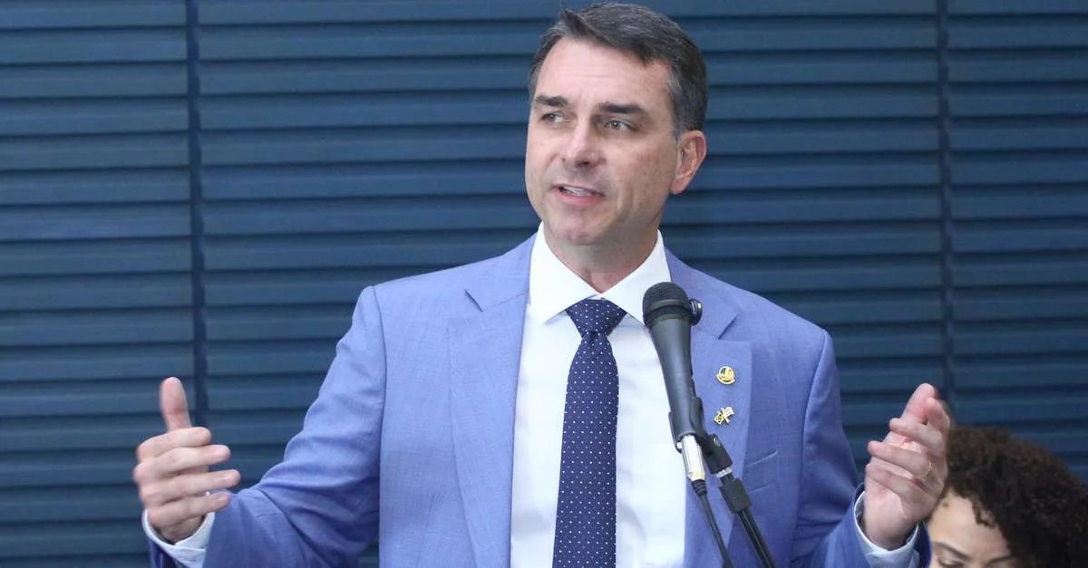 Flávio Bolsonaro faz aceno a Tarcísio e cita troca de delegado da PF e endividamento