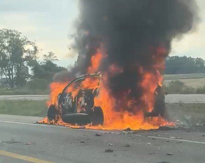 Veículo pega fogo na BR-116, próximo a Turuçu –