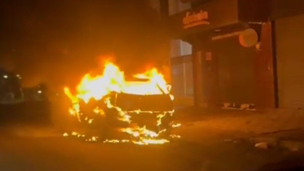 Carro pega fogo na rua Antônio dos Anjos e chama atenção em Pelotas – Portal Pelotas Notícias