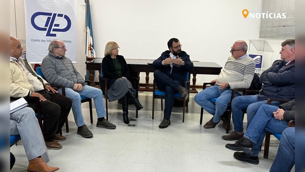 Secretário Jeferson Sigales apresenta projetos de parques industriais durante reunião com empresários do CIPEL